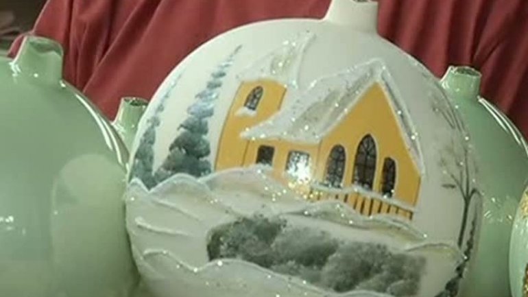 Talent has no boundaries. Violinist that makes Christmas ornaments into pieces of art