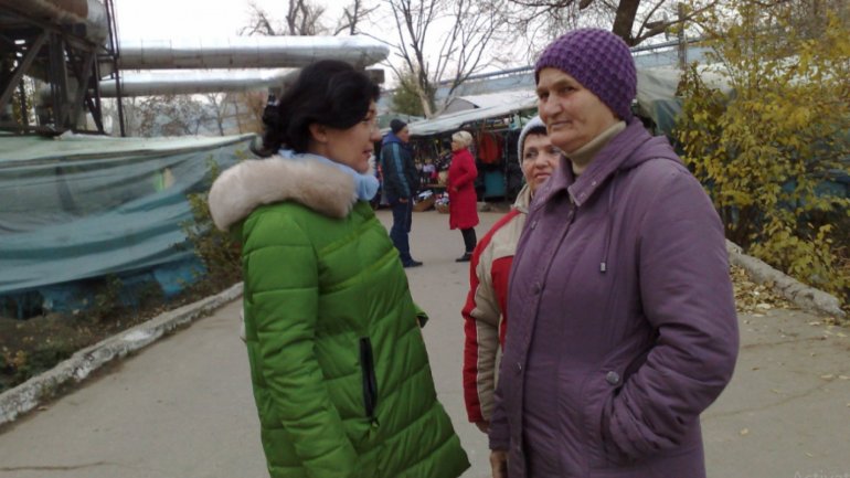 Silvia Radu hears citizen's pleas. Official went to Flea Market from Tăbăcăria Veche Street to solve retailer's issues