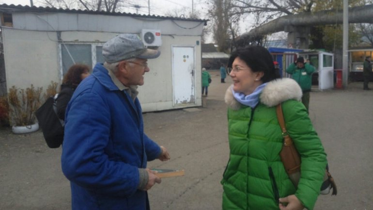 Silvia Radu hears citizen's pleas. Official went to Flea Market from Tăbăcăria Veche Street to solve retailer's issues