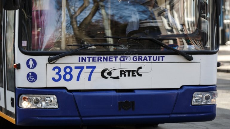 Trolleybus allowed passengers to get off right at a crosswalk