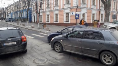Car crash on intersection between S.Lazo and 31 August 1989 streets