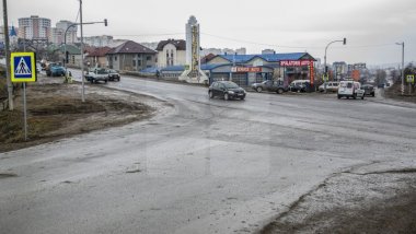 New traffic lights installed at intersection between Balcani highway, Durlesti town and Dumbrava village