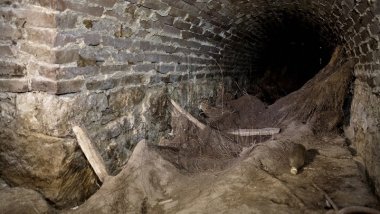 Botanica locals suffocate with unbearable odor from block basement 