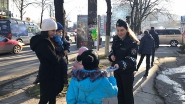 What recommendations do the policemen have for parents and children, during winter holidays?