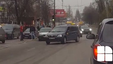 Conflict in traffic: Two man started to fight after they argued 