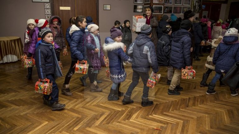 Over 900 children from socially vulnerable families in Chisinau received gifts from Santa Claus (PHOTOREPORT)