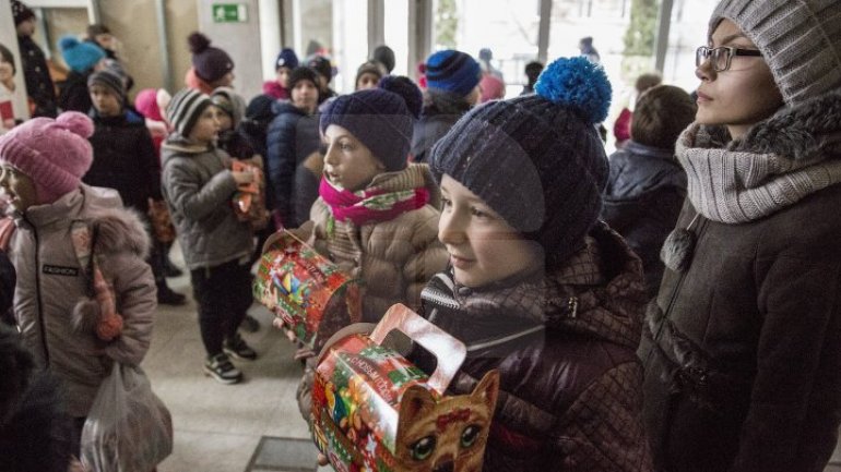 Over 900 children from socially vulnerable families in Chisinau received gifts from Santa Claus (PHOTOREPORT)