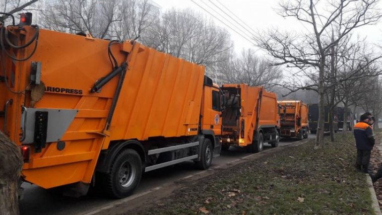 Garbage trucks started saving Bălți from rubbish epidemic after Government meeting (video)