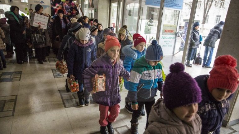 Over 900 children from socially vulnerable families in Chisinau received gifts from Santa Claus (PHOTOREPORT)