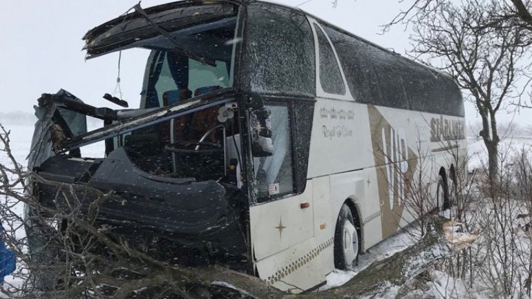 Snow causing havoc. Accidents and power outages all over Moldova