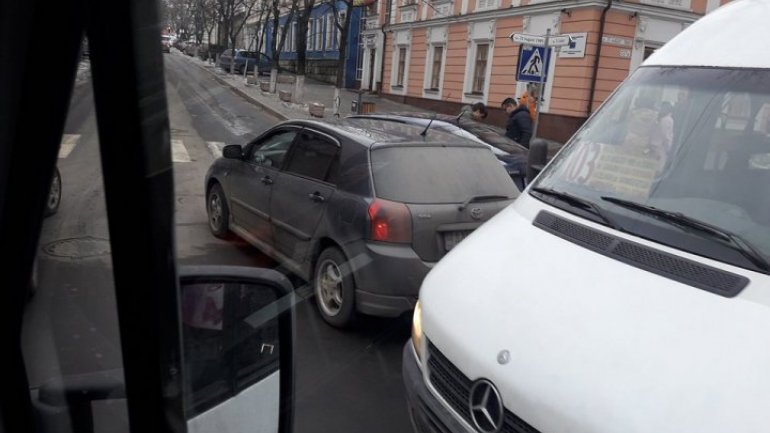 Car crash on intersection between S.Lazo and 31 August 1989 streets