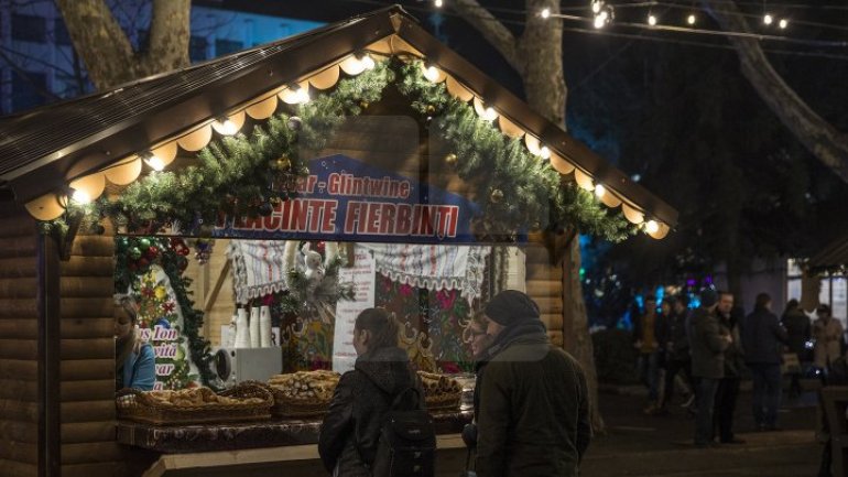 Visitors enjoy tasty dishes at Christmas House Fair in city center 