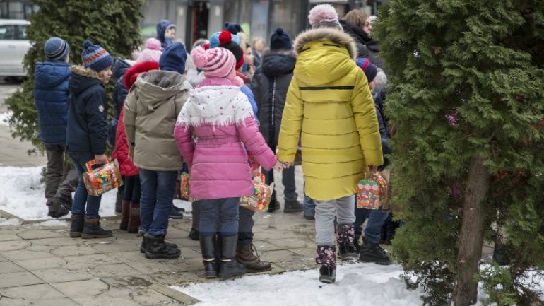 Over 900 children from socially vulnerable families in Chisinau received gifts from Santa Claus (PHOTOREPORT)