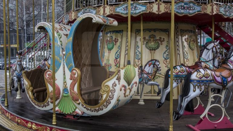 Extraordinary carousel to hearten children in Christmas Fair (PHOTOREPORT)