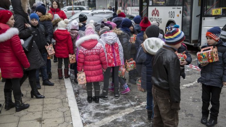 Over 900 children from socially vulnerable families in Chisinau received gifts from Santa Claus (PHOTOREPORT)