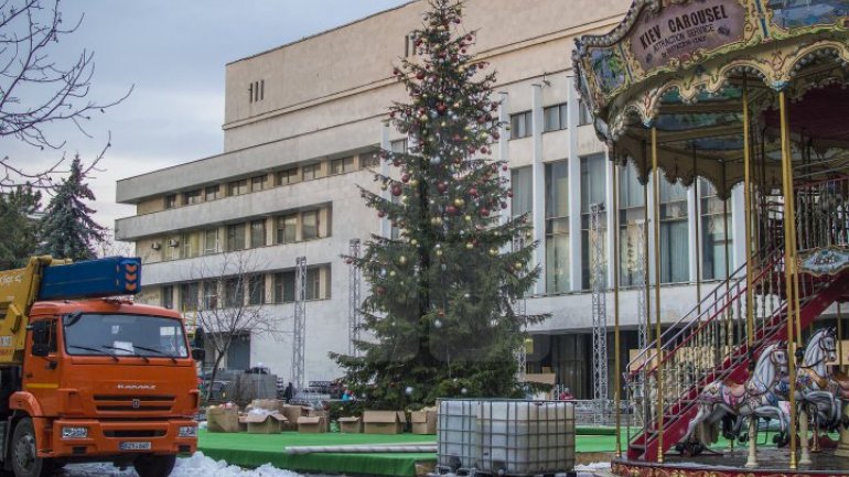 Extraordinary carousel to hearten children in Christmas Fair (PHOTOREPORT)