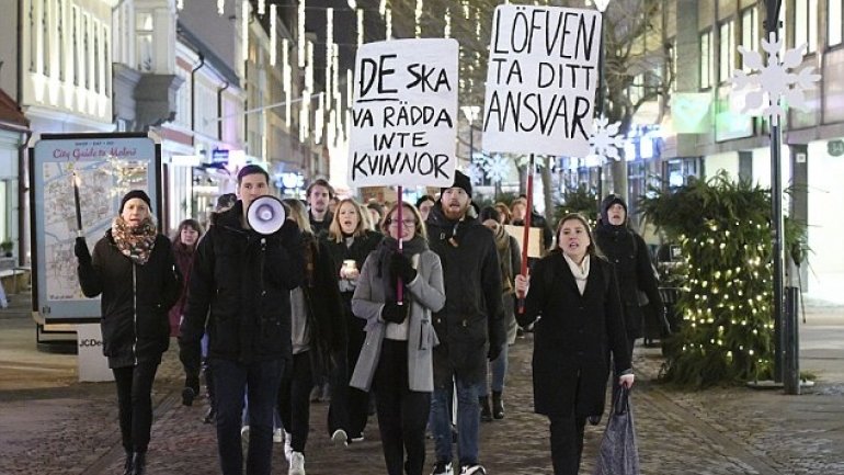 Hundreds protest in Sweden after police advised women not to walk alone after series of gang rapes 