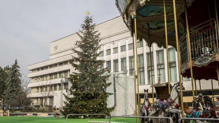 Extraordinary carousel to hearten children in Christmas Fair (PHOTOREPORT)