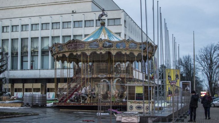 Extraordinary carousel to hearten children in Christmas Fair (PHOTOREPORT)