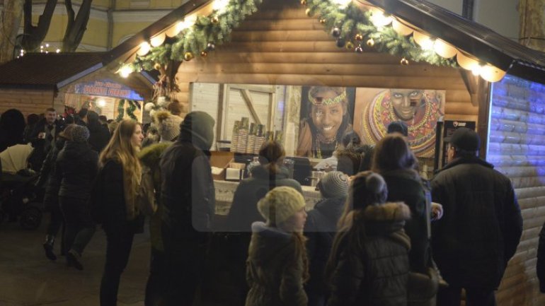 Visitors enjoy tasty dishes at Christmas House Fair in city center 