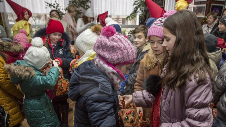 Over 900 children from socially vulnerable families in Chisinau received gifts from Santa Claus (PHOTOREPORT)