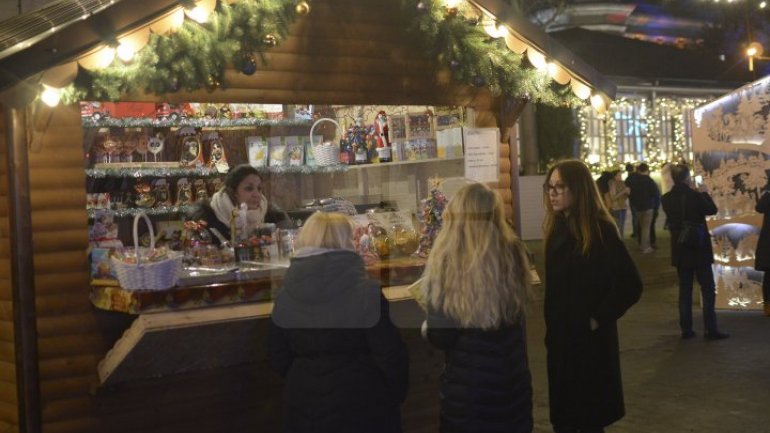 Visitors enjoy tasty dishes at Christmas House Fair in city center 