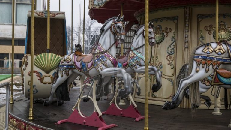 Extraordinary carousel to hearten children in Christmas Fair (PHOTOREPORT)