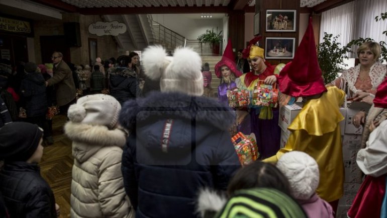 Over 900 children from socially vulnerable families in Chisinau received gifts from Santa Claus (PHOTOREPORT)