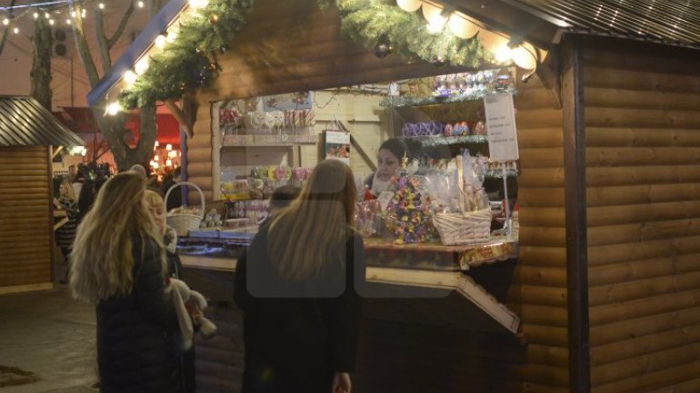 Visitors enjoy tasty dishes at Christmas House Fair in city center 