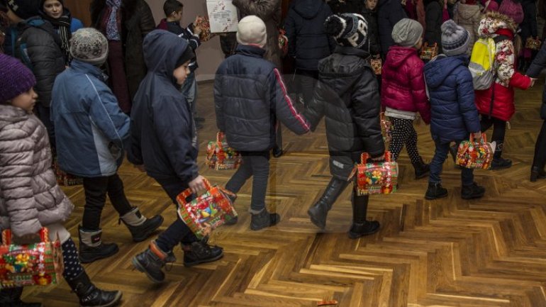 Over 900 children from socially vulnerable families in Chisinau received gifts from Santa Claus (PHOTOREPORT)