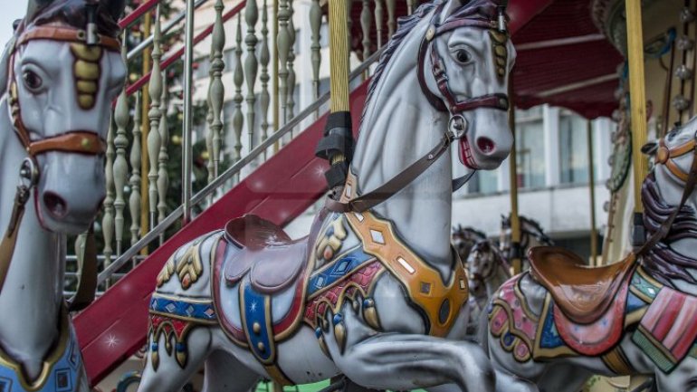 Extraordinary carousel to hearten children in Christmas Fair (PHOTOREPORT)