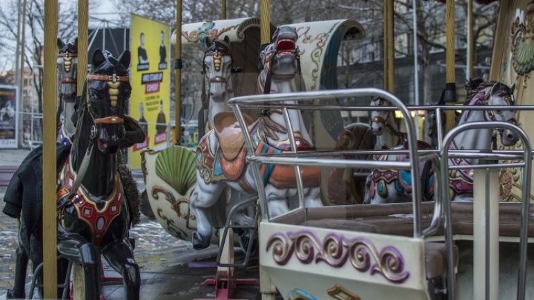 Extraordinary carousel to hearten children in Christmas Fair (PHOTOREPORT)