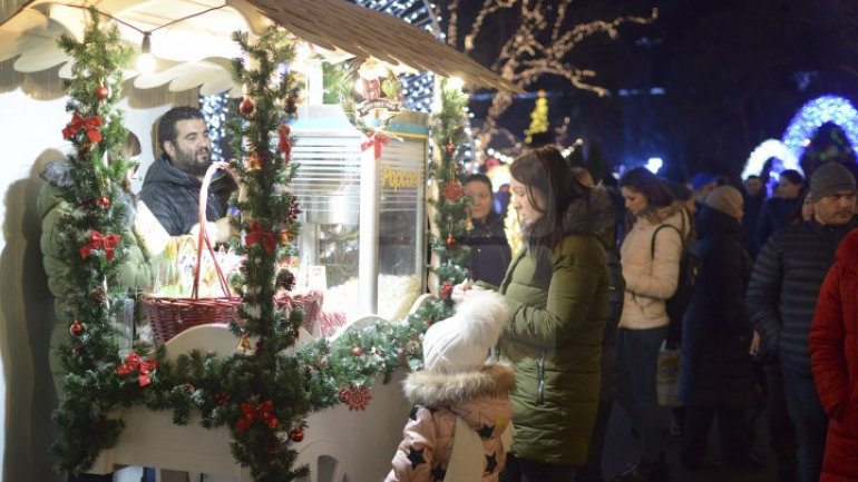 Visitors enjoy tasty dishes at Christmas House Fair in city center 