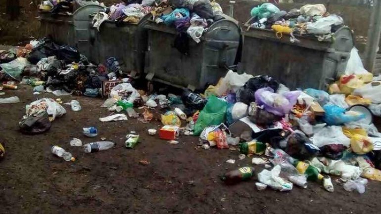 Bălţi locals suffer epidemic of unevacuated garbage for a week (Photoreport)