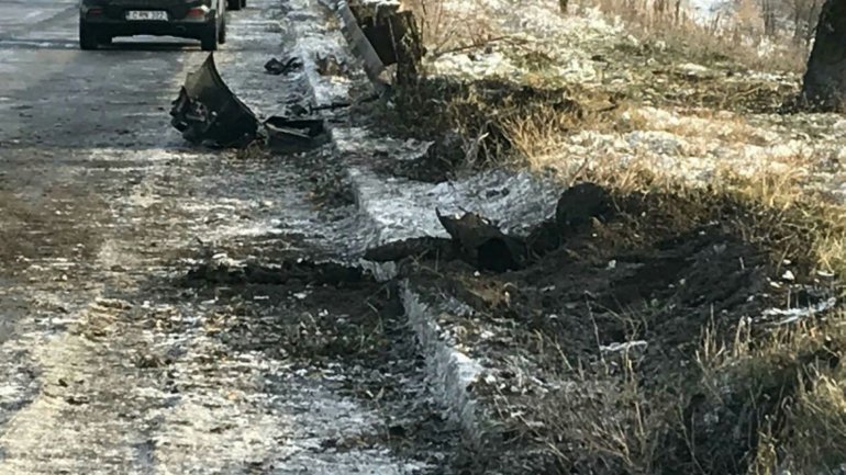 Grave accident on Hânceşti road. Car skidded, turned over and fell into a ditch