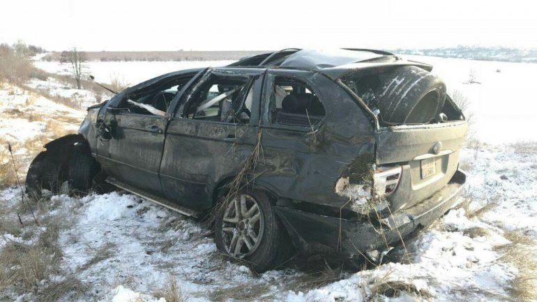 Grave accident on Hânceşti road. Car skidded, turned over and fell into a ditch