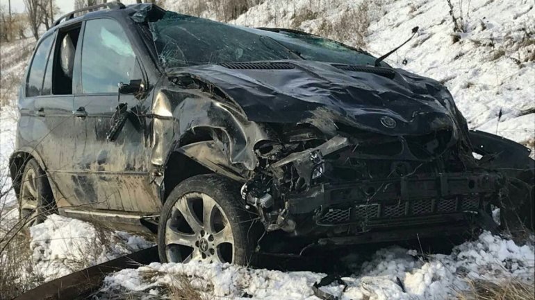 Grave accident on Hânceşti road. Car skidded, turned over and fell into a ditch