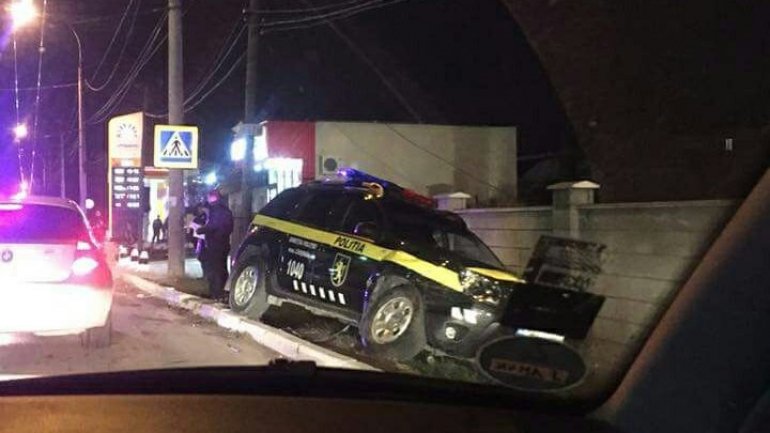 Police car damaged after accident at Durlesti (photo)