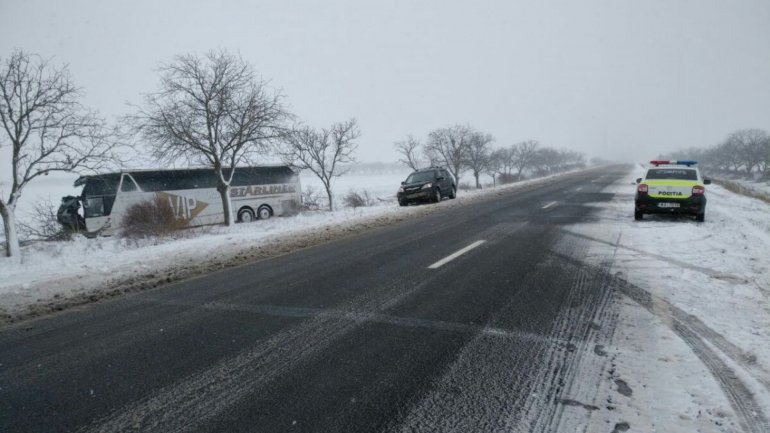 Tour bus went off the lane and hit a tree near Bujor village