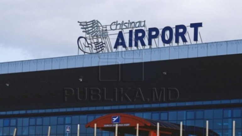 Passengers surprised at unexpected Christmas gifts in Chisinau Airport