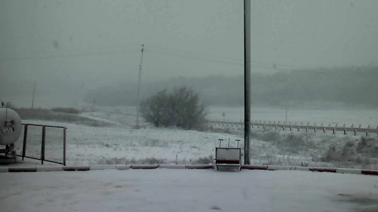 Snowing all over Moldova! Drivers are urged to be more careful