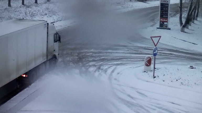 Warning for Drivers: Snow and frost causes slow movement on National roads