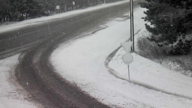 Snowing all over Moldova! Drivers are urged to be more careful