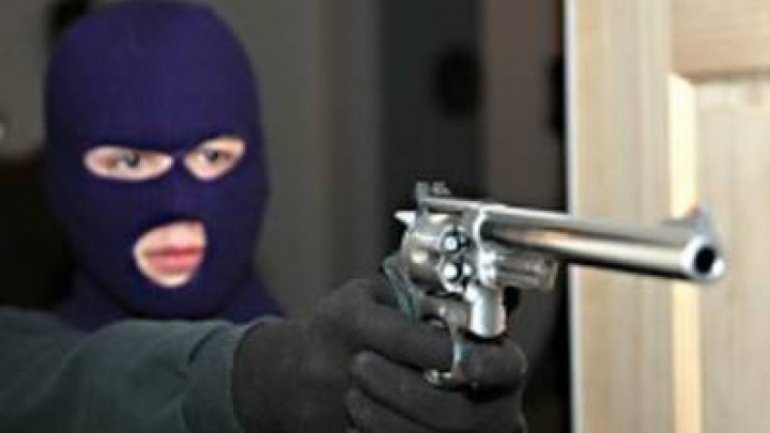 Horrible in Talmaza village: Spouses maltreated, threatened with gun by robbers 