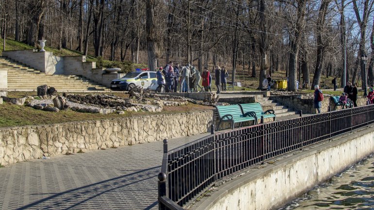 Scandal in Valea Morilor Park. Woman begun cursing and throwing stone at statue of two lovers