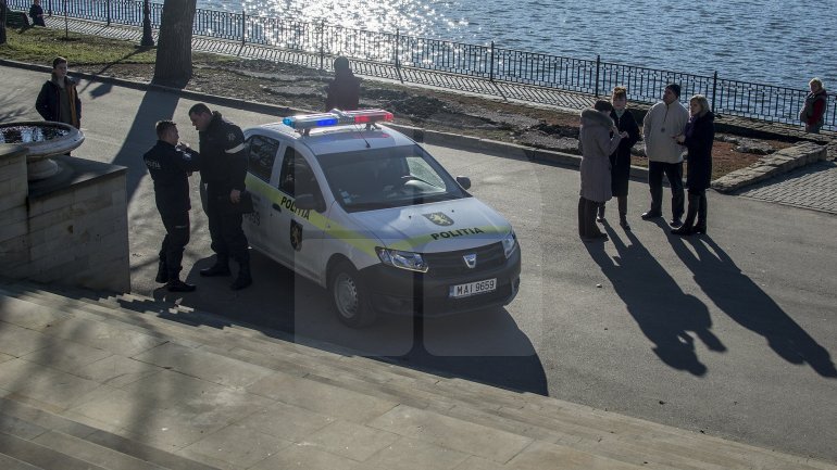 Scandal in Valea Morilor Park. Woman begun cursing and throwing stone at statue of two lovers