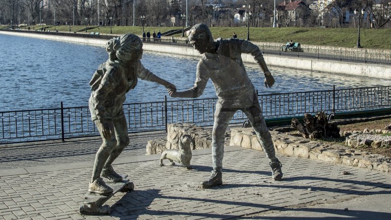 Scandal in Valea Morilor Park. Woman begun cursing and throwing stone at statue of two lovers