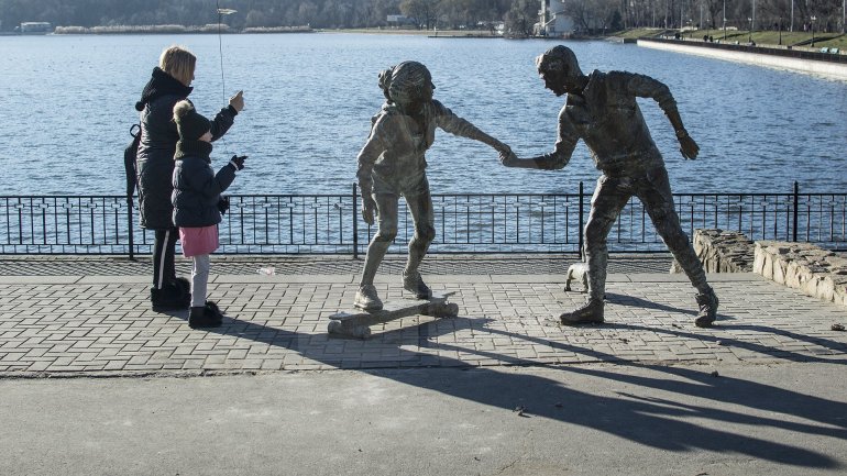 Scandal in Valea Morilor Park. Woman begun cursing and throwing stone at statue of two lovers