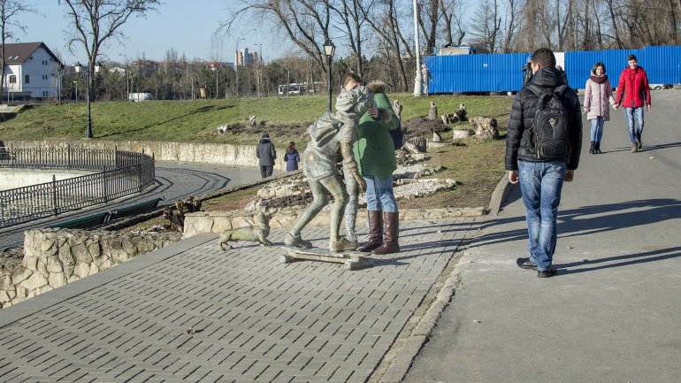 Scandal in Valea Morilor Park. Woman begun cursing and throwing stone at statue of two lovers