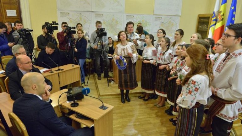 Over 200 children sung carols in Chisinau City Hall